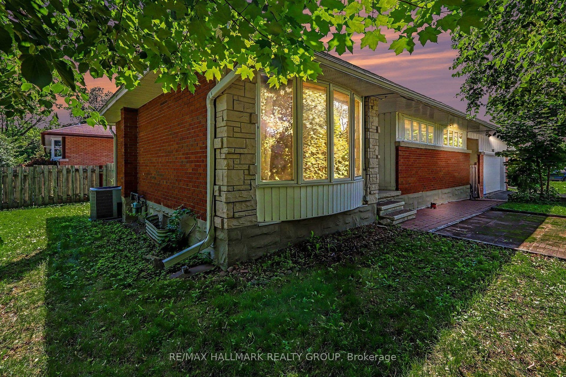 2067 Bangor Street, Elmvale Acres and Area, ON K1G 2X6