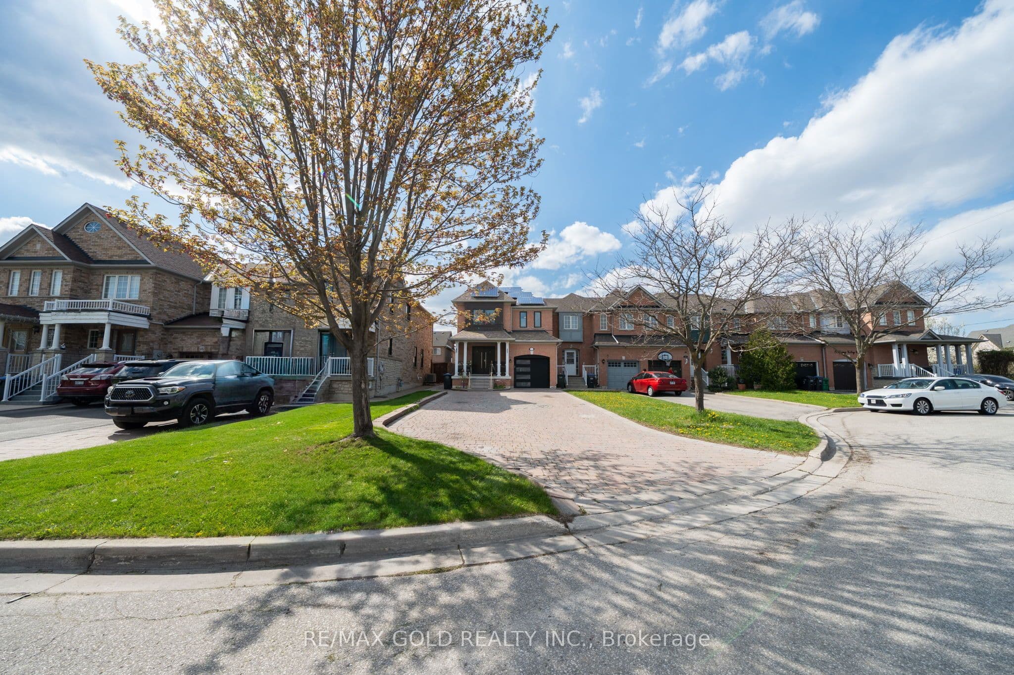 19 Spring Valley Court, Brampton, ON L6P 2E6