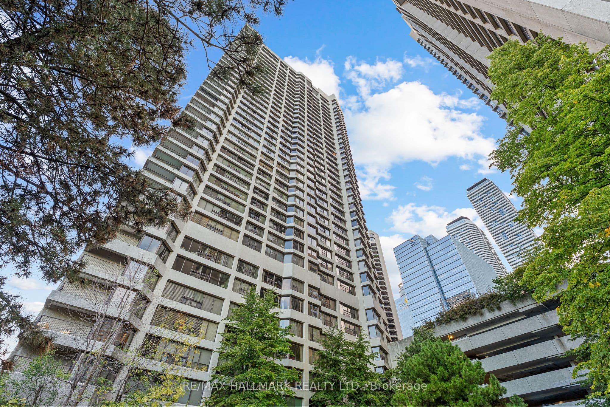 65 Harbour Square 2408, Toronto, ON M5J 2L4