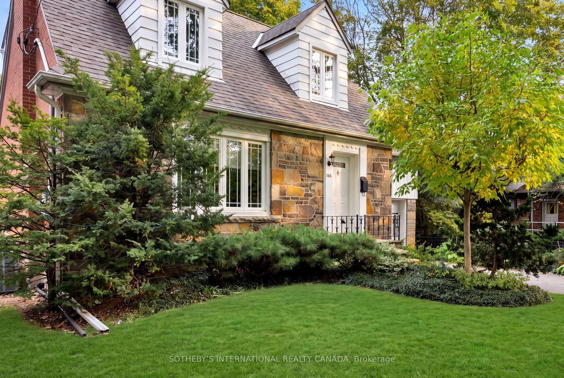 145 Brentwood Road N, Toronto, ON M8X 2C8