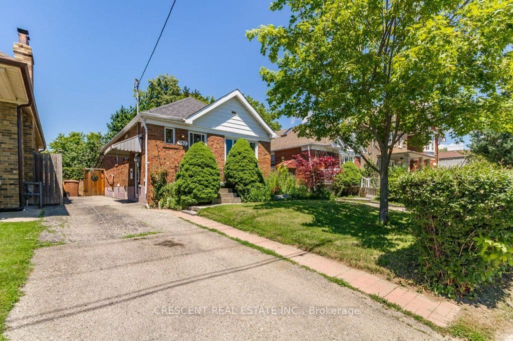 982 Briar Hill Avenue, Toronto, ON M6B 1M3