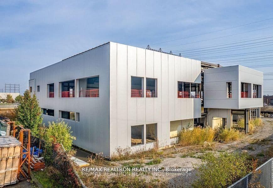 10 Vice Regent Boulevard, Toronto, ON M1H 2X7